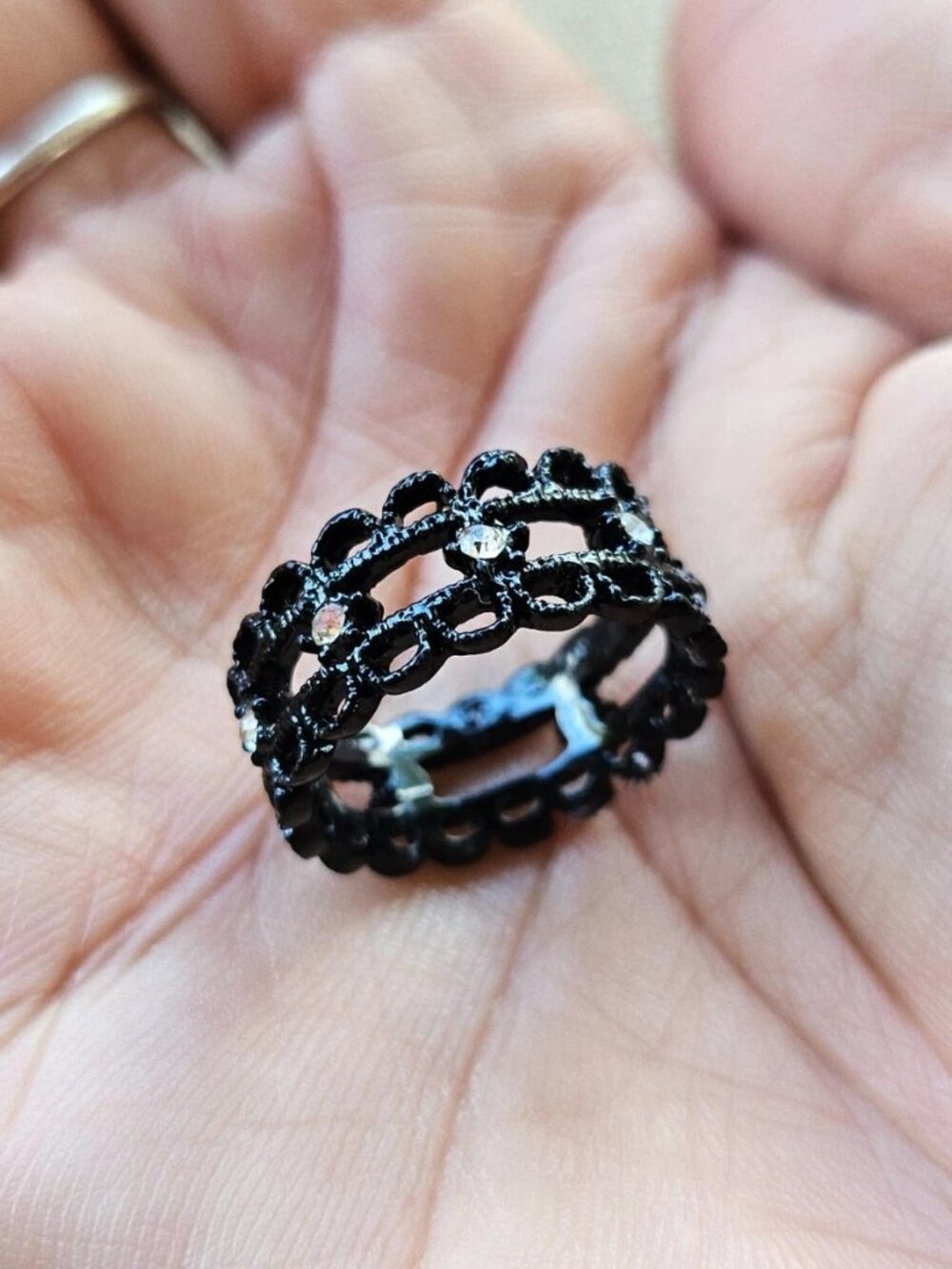 Black Tone Metal Finger Band Ring Crystals Accent Unisex Fashion Jewelry Ring